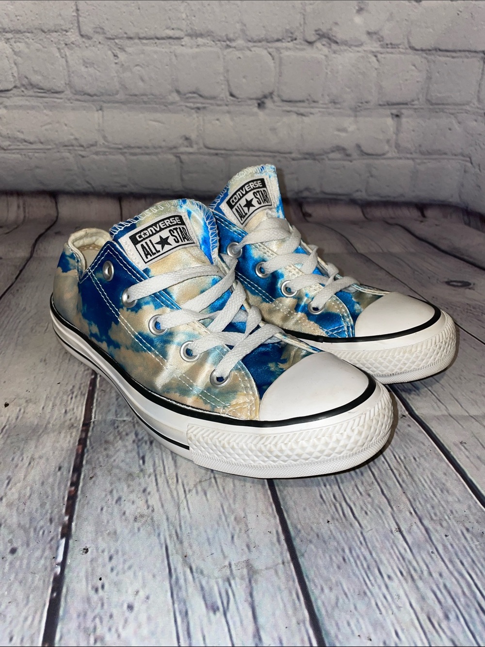 Converse Women Low Top Sneakers in Sky Blue and Cream Cloud Print • Sz 6 - Picture 1 of 7
